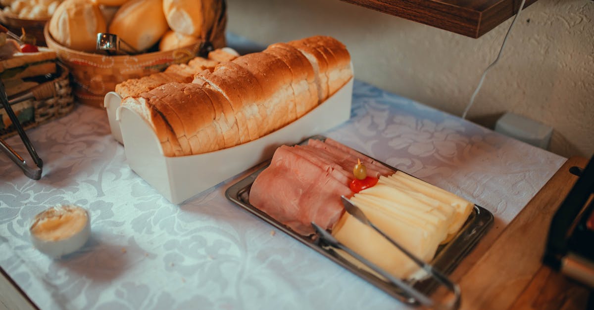 découvrez notre strudel salé au jambon et fromage, une délicieuse pâtisserie croustillante garnie d'ingrédients savoureux pour un repas gourmand et réconfortant.