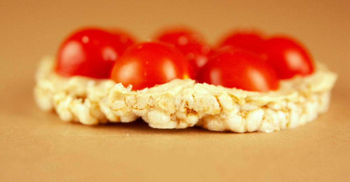 délicieux gâteau de riz salé garni de jambon et fromage fondant, parfait pour un repas savoureux et gourmand.