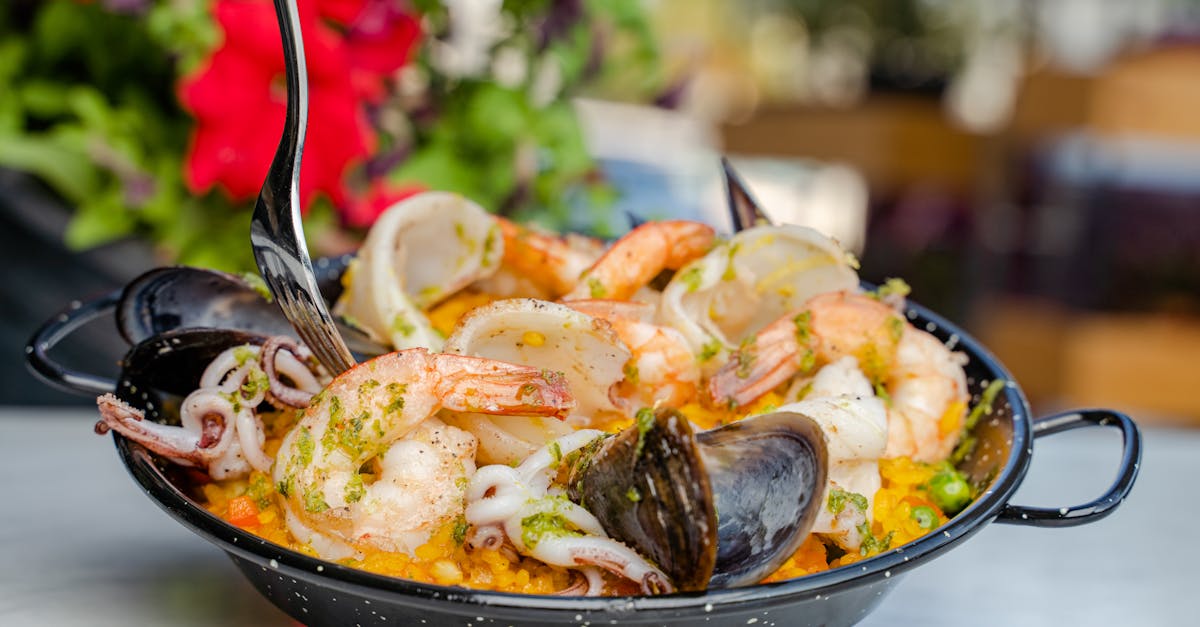découvrez notre délicieux paella au poulet et fruits de mer, un plat savoureux alliant saveurs méditerranéennes et ingrédients frais, parfait pour un repas convivial.