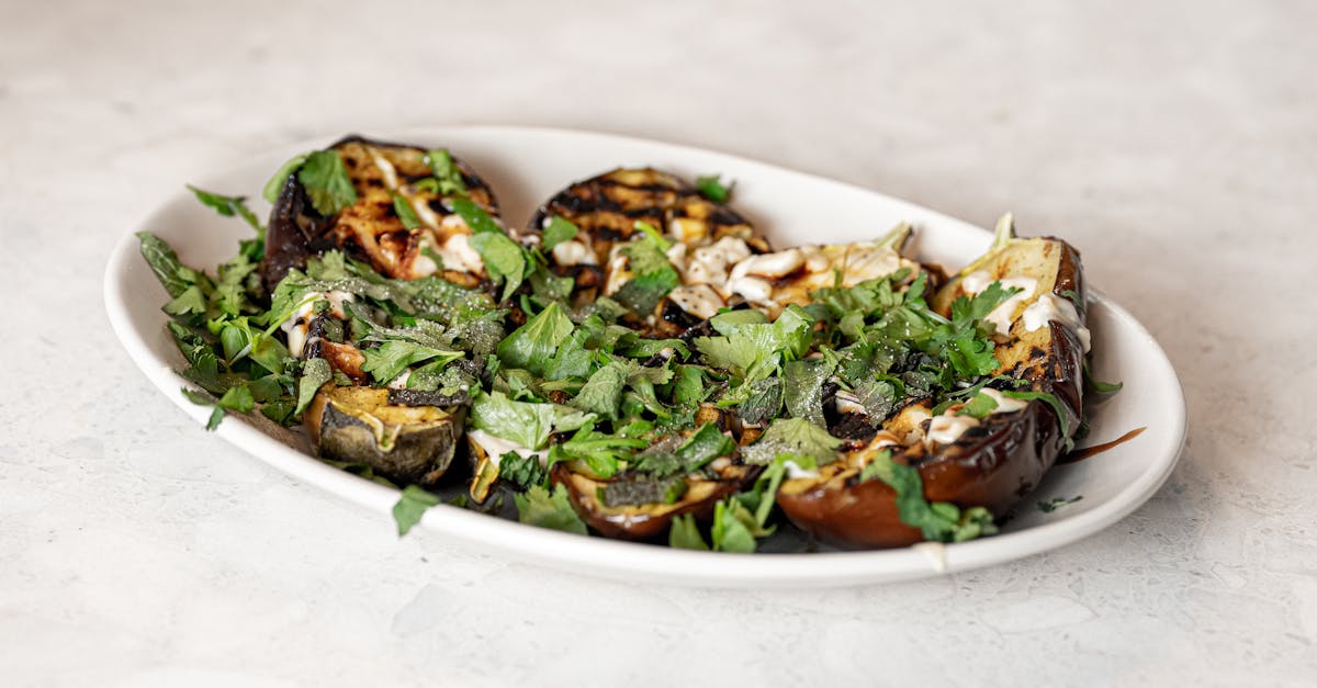 découvrez la salade sicilienne d'aubergines, un mélange savoureux d'aubergines rôties, tomates fraîches, olives et herbes méditerranéennes, parfait pour une entrée légère et pleine de saveurs.