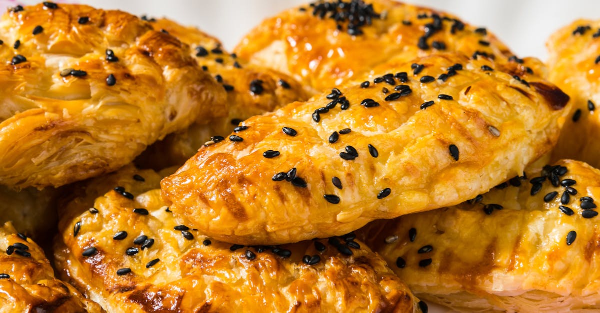 découvrez une délicieuse recette de saumon fumé en pâte feuilletée, parfaite pour un apéritif raffiné ou un repas léger.