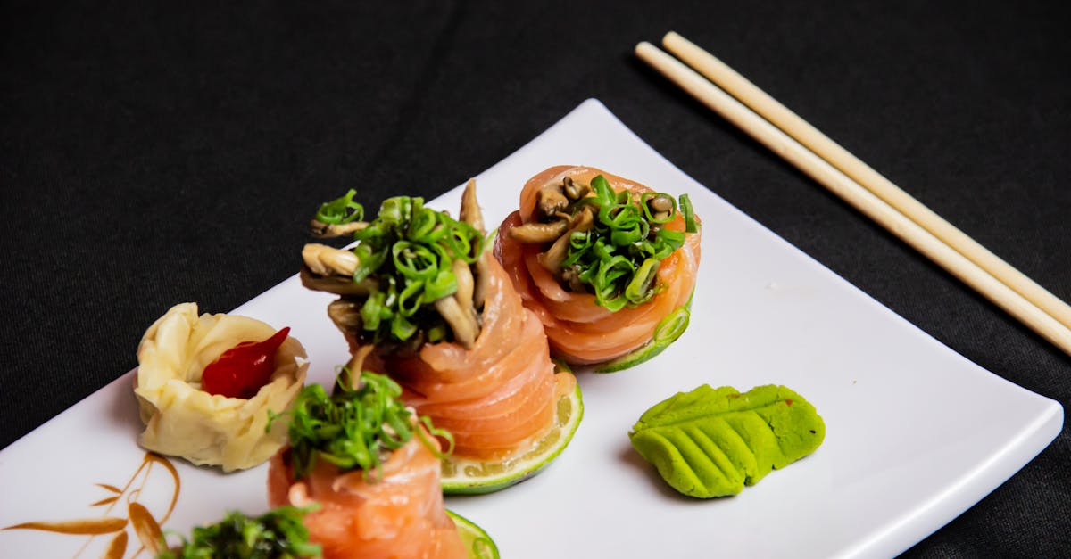 découvrez nos rouleaux de saumon fumé, une délicieuse entrée fraîche et raffinée, parfaite pour toutes vos occasions spéciales.