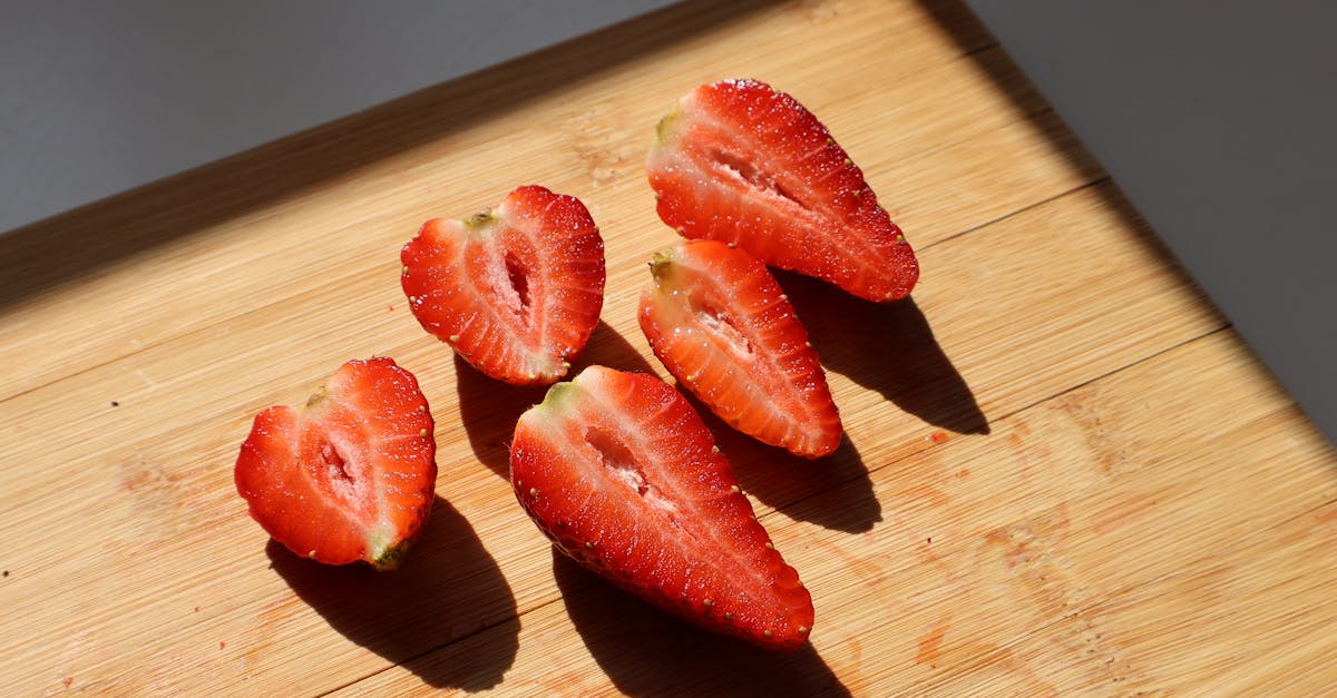 découvrez la recette délicieuse et élégante de la charlotte aux fraises, un dessert frais et léger parfait pour toutes les occasions.