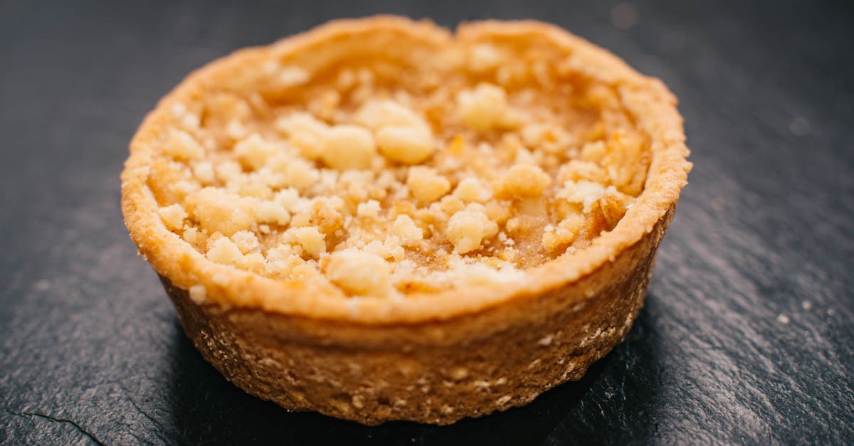 découvrez notre délicieuse tarte crumble aux fraises, un dessert gourmand alliant une pâte croustillante, des fraises juteuses et un crumble doré irrésistible.