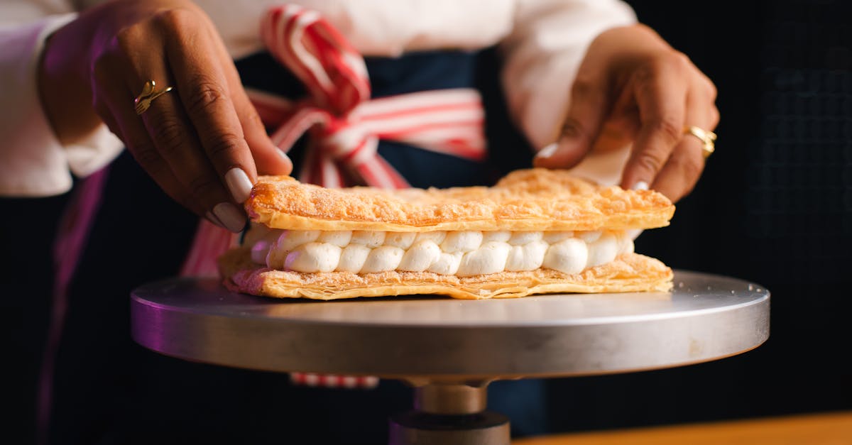 découvrez notre recette délicieuse de mille-feuille à la fraise, un dessert gourmand alliant pâte feuilletée croustillante, crème pâtissière onctueuse et fraises fraîches.