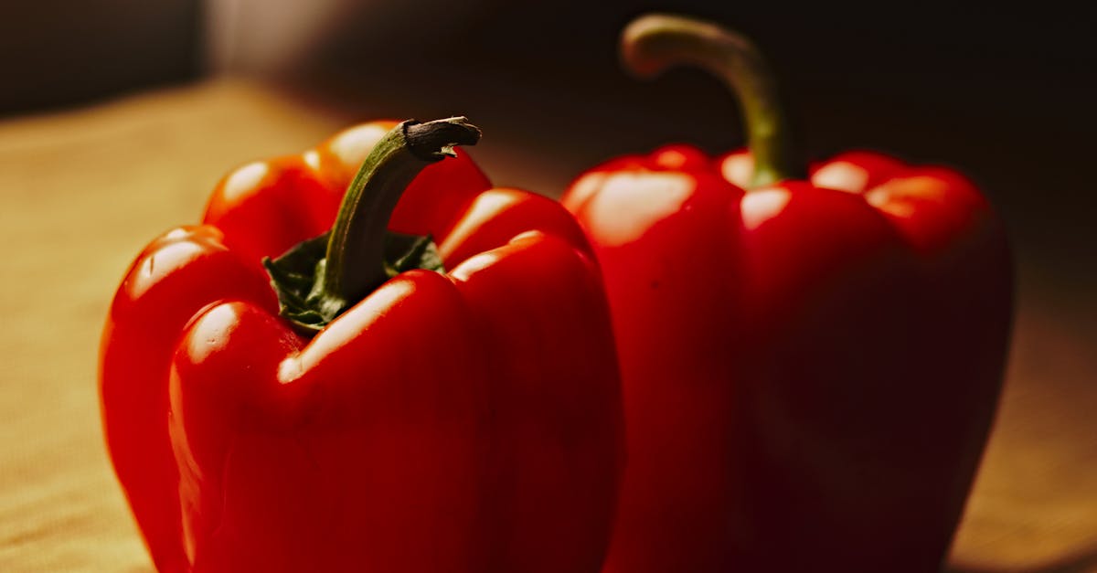 découvrez une recette savoureuse de poivrons farcis végétariens, remplis de légumes frais et de céréales pour un repas sain et gourmand.