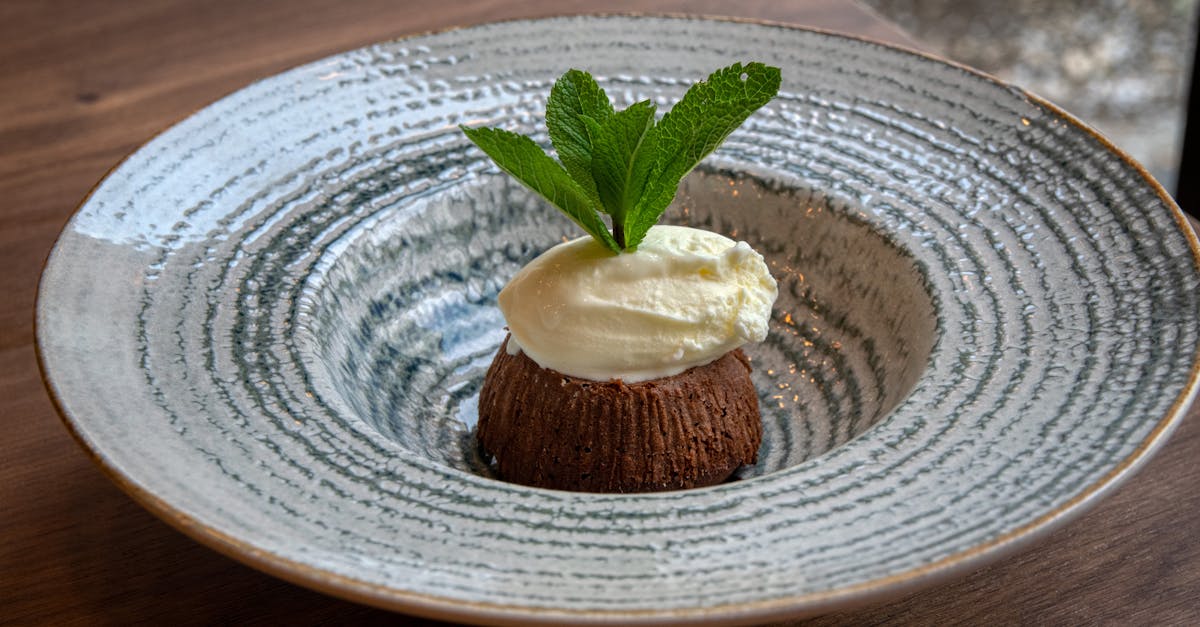 découvrez notre gâteau fondant au chocolat blanc, un dessert gourmand avec un cœur coulant irrésistible, parfait pour toutes les occasions.