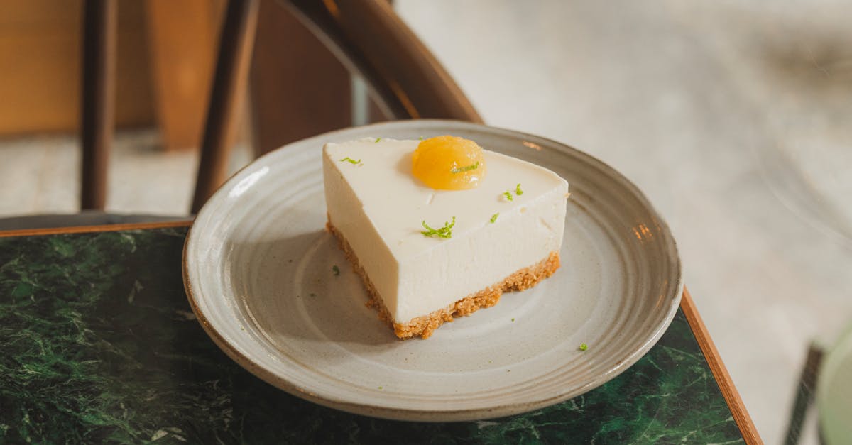 découvrez notre recette facile et délicieuse de cheesecake au yaourt et citron, parfait pour un dessert frais et léger.