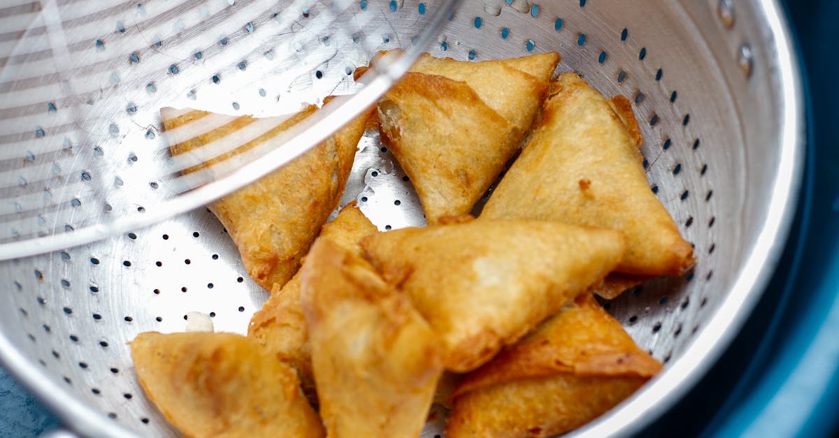 découvrez des samosas au thon croustillants et légers, préparés facilement avec une friteuse à air pour une dégustation savoureuse et saine.