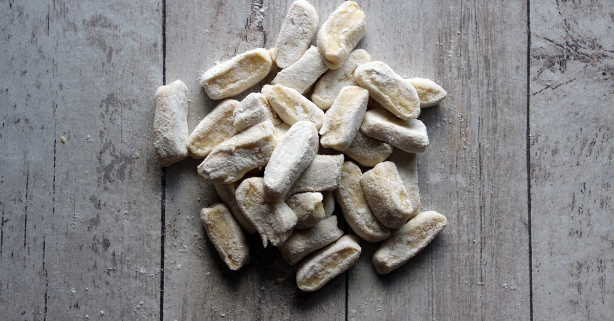 découvrez notre recette facile et rapide de gnocchi à la carbonara, un plat savoureux alliant la douceur des gnocchis à la richesse d'une sauce crémeuse à base de pancetta et parmesan.