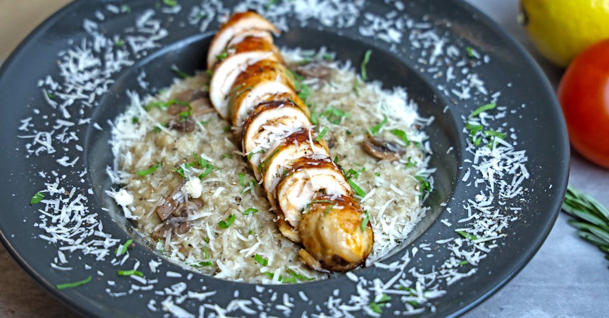 découvrez une recette savoureuse de risotto au poulet et aux champignons, facile à préparer et parfaite pour un repas réconfortant.