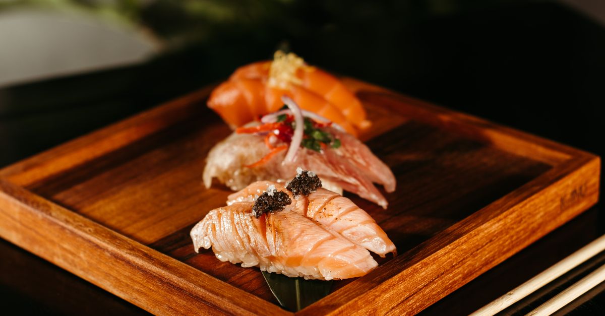 Accueil 15 découvrez l'art délicat des sushis, ces délicieux morceaux de poisson frais et de riz savoureux, emblèmes de la cuisine japonaise traditionnelle.