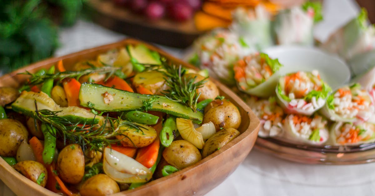 découvrez notre recette de salade de pommes de terre tiède, alliant saveurs traditionnelles et fraîcheur pour un plat convivial et réconfortant.