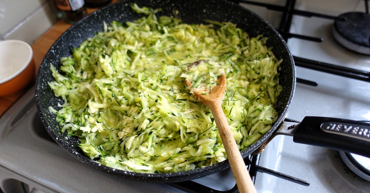 découvrez notre recette savoureuse de risotto aux courgettes et chorizo, un plat simple et gourmand parfait pour un repas réconfortant.