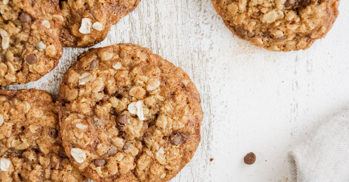 Accueil 11 découvrez notre recette facile et délicieuse de cookies aux flocons d'avoine et pépites de chocolat, parfaite pour un goûter gourmand.