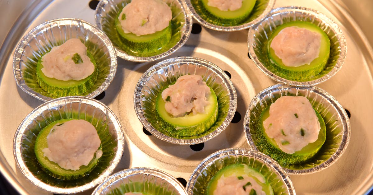 délicieux flans salés au thon et courgettes, parfaits pour un repas léger et savoureux.