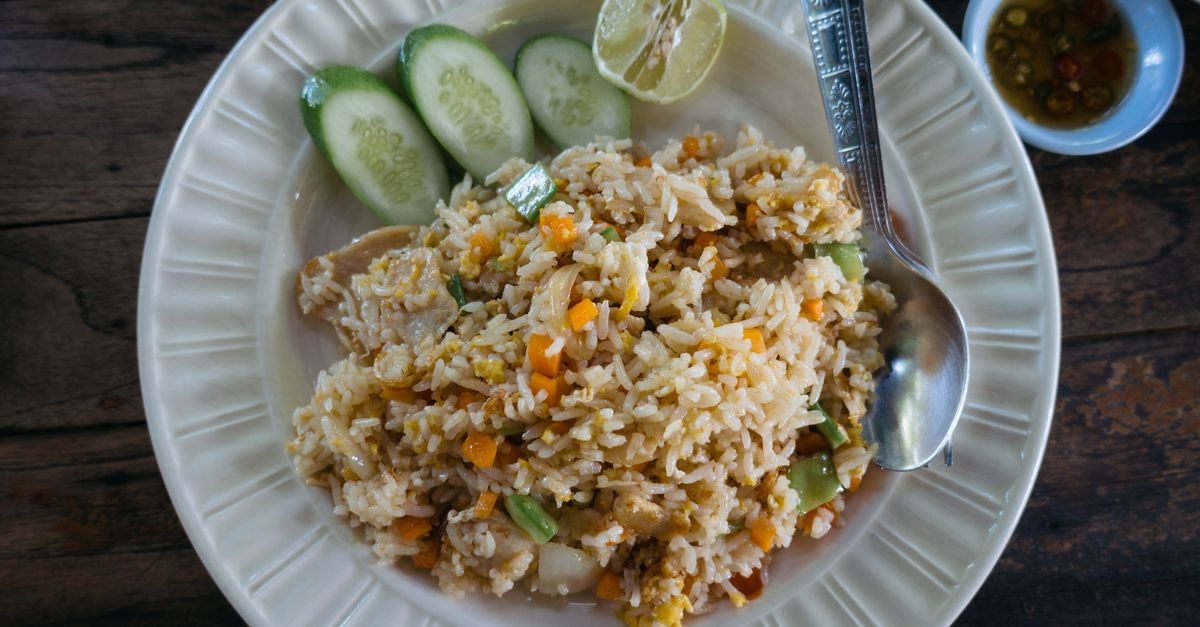 découvrez la recette authentique du riz frit thaïlandais, un plat savoureux et parfumé alliant riz, légumes, œufs et épices typiques de la thaïlande.