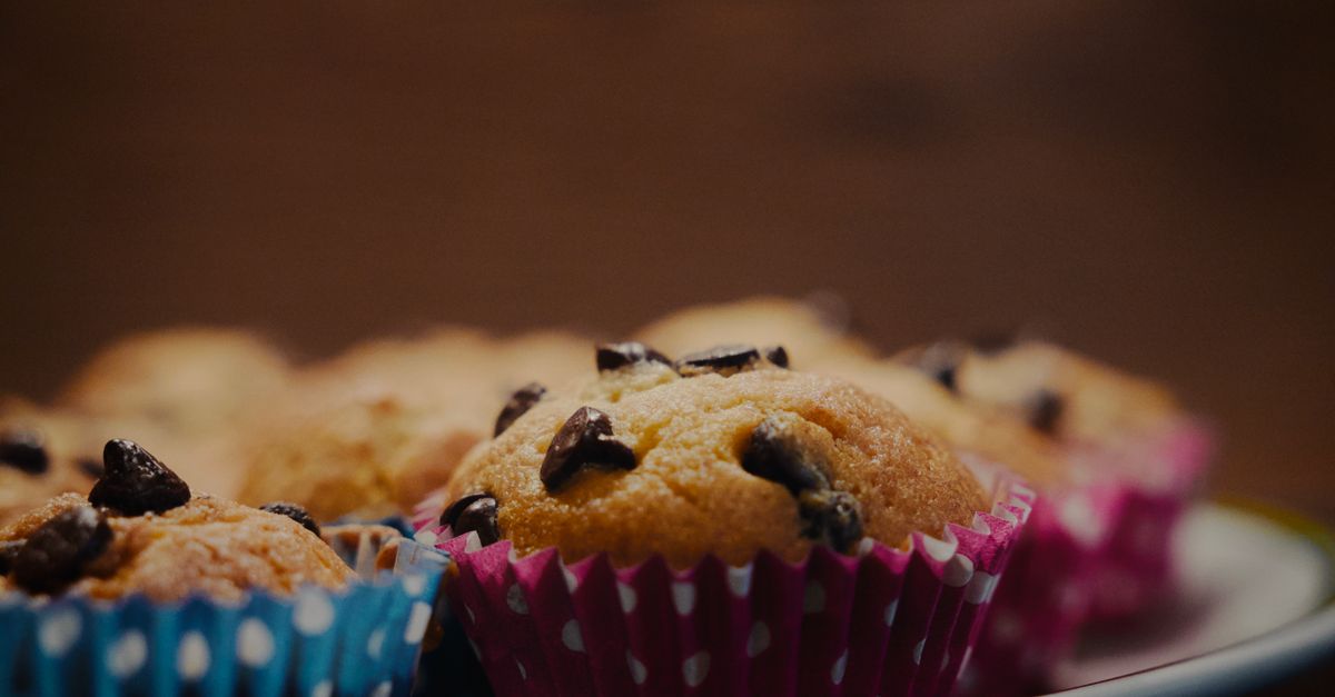découvrez une recette facile et rapide de muffins aux pépites de chocolat cuits à la friteuse à air pour un résultat moelleux et gourmand.