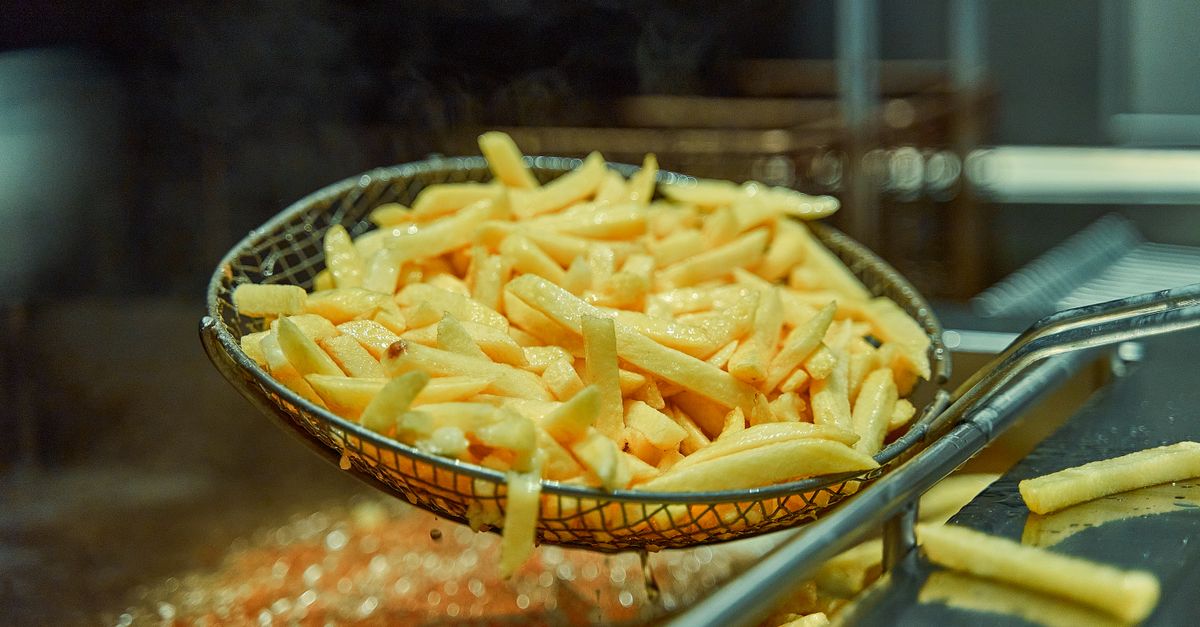 découvrez comment préparer des pommes de terre croustillantes et savoureuses à l'aide d'une friteuse à air, pour une cuisson saine et rapide.