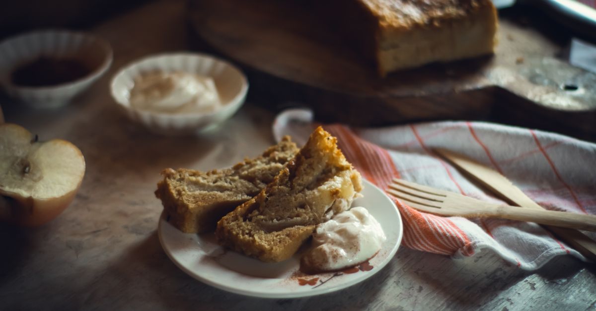 découvrez notre moelleux gâteau à la crème et aux pommes, une recette gourmande alliant douceur et fraîcheur pour un dessert parfait.