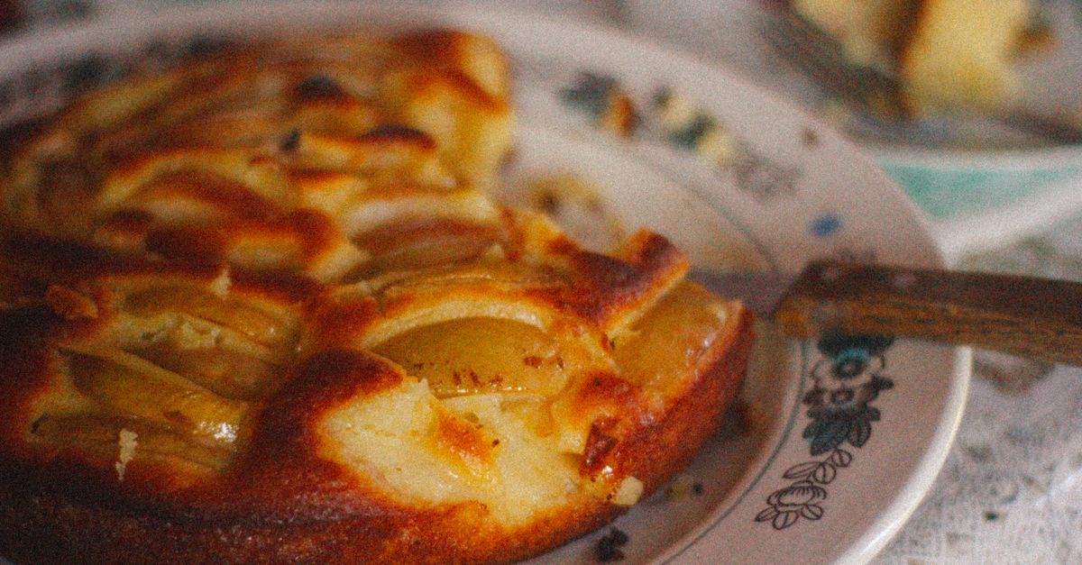 découvrez la recette facile et délicieuse du gâteau à la crème pâtissière et aux pommes, un dessert parfait pour toutes les occasions.