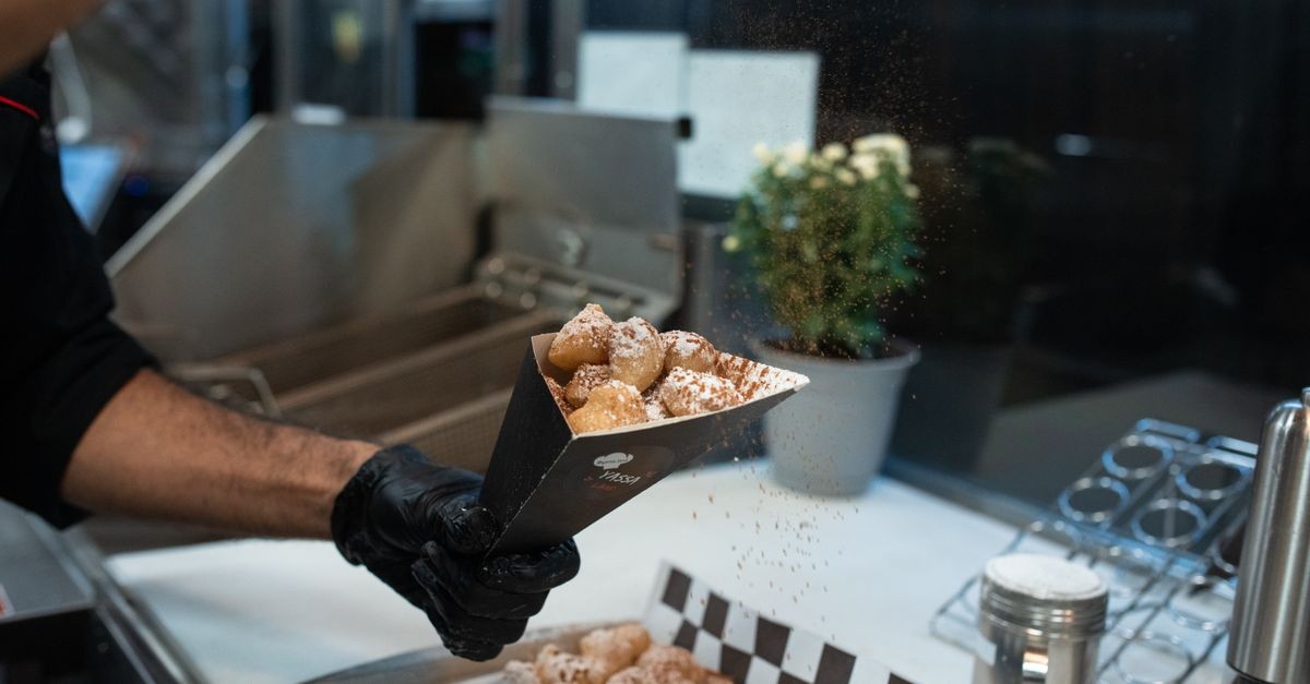 découvrez la recette délicieuse et facile des beignets aux pommes, des apple fritters croustillants et moelleux à déguster en dessert ou au goûter.