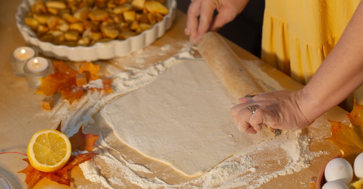 découvrez la délicieuse recette de la tarte aux pommes, un dessert classique alliant une pâte croustillante à une garniture parfumée de pommes caramélisées.