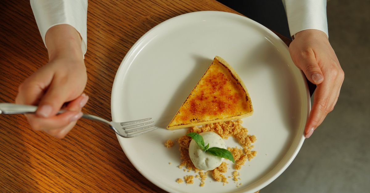 découvrez la tarte aux pommes et à la vanille, une délicieuse pâtisserie alliant douceur fruitée et arômes onctueux pour un dessert parfait.