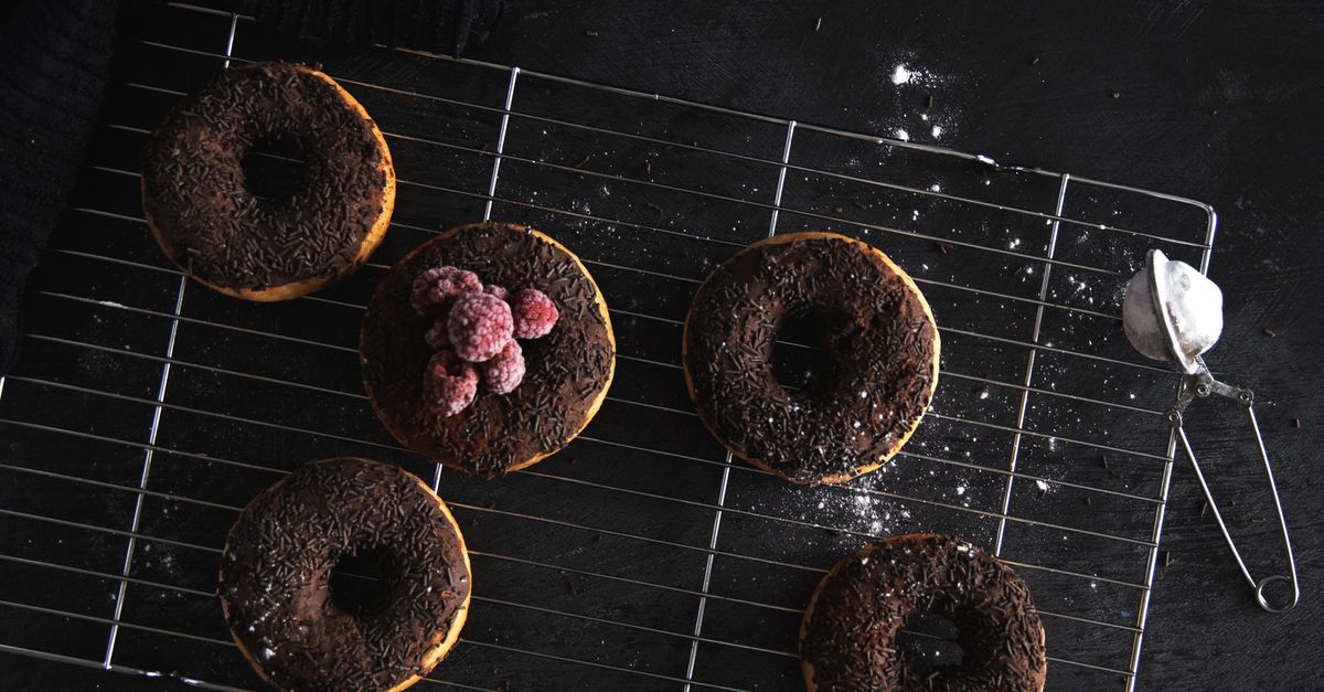 découvrez la recette facile et délicieuse des donuts aux pommes cuites au four, parfaits pour un petit-déjeuner gourmand ou une pause douceur.