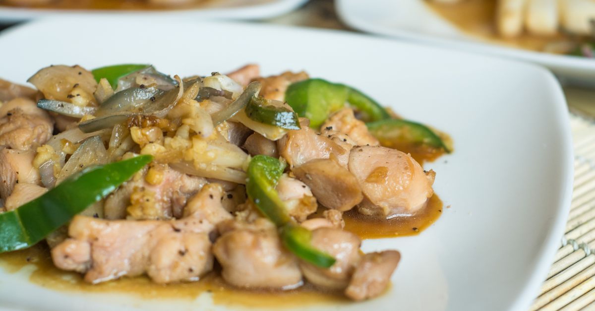 découvrez une recette savoureuse de cuisses de poulet rôties accompagnées de poivrons colorés, parfaite pour un repas simple et plein de goût.