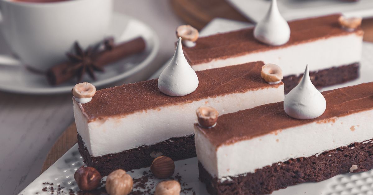 découvrez notre bûche bavaroise aux pralines, noisettes et chocolat blanc, une douceur gourmande alliant textures légères et saveurs délicates pour les amateurs de desserts raffinés.