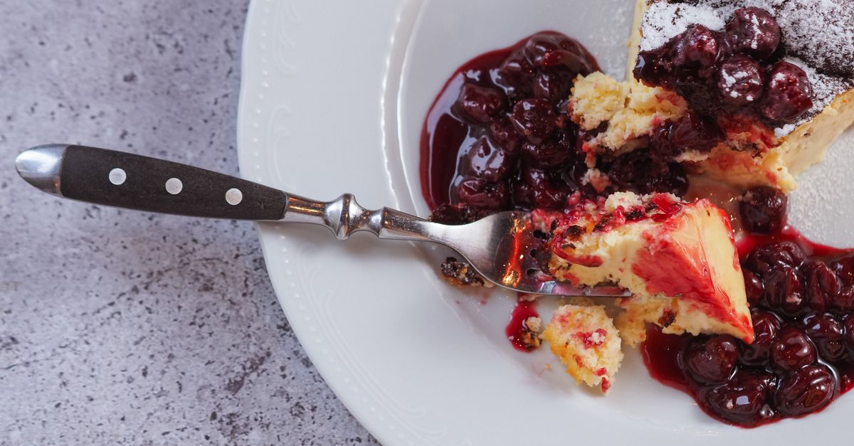 découvrez notre cheesecake gourmand au confiture de cerise, alliant une base crémeuse et une touche fruitée pour un dessert irrésistible.