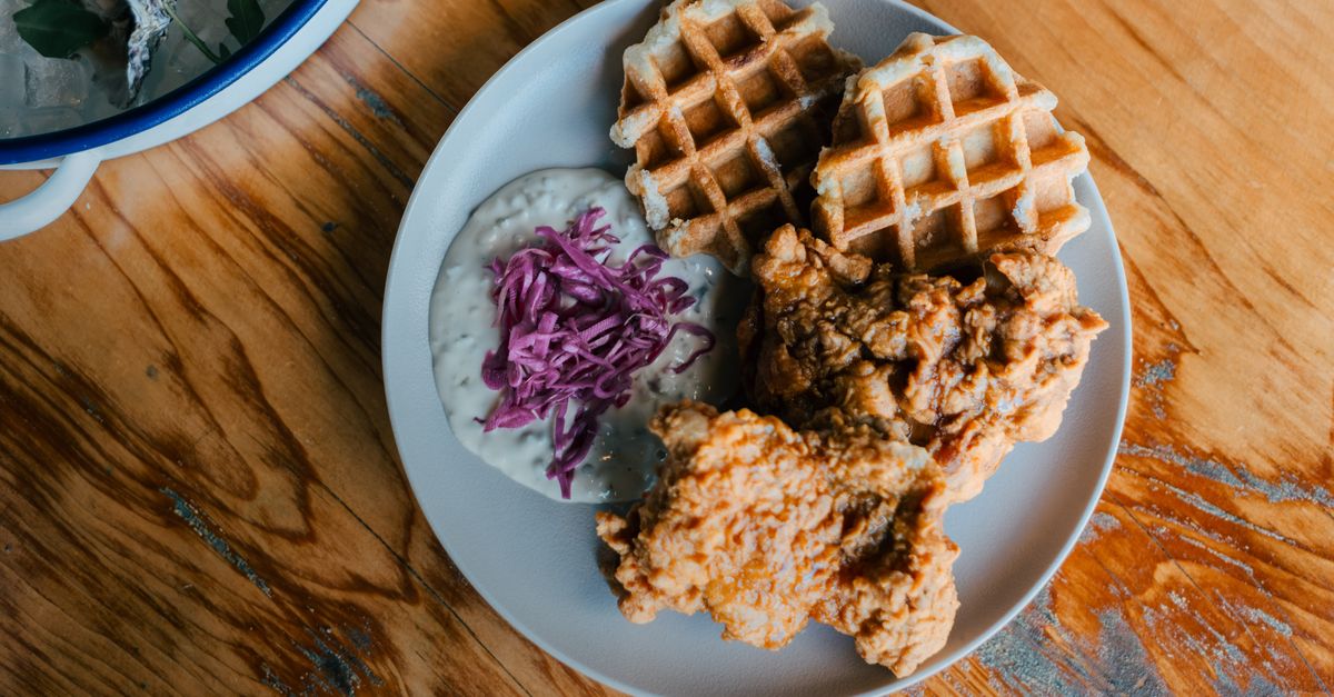 découvrez notre recette délicieuse de chicken waffles, l'alliance parfaite entre poulet croustillant et gaufres moelleuses pour un repas gourmand et original.
