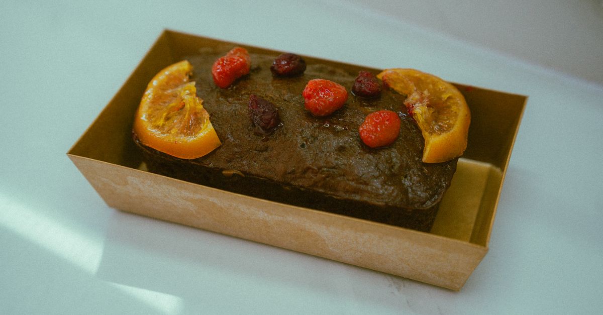 découvrez la recette délicieuse et gourmande du gâteau aux pommes, orange et chocolat, parfait pour un dessert fruité et chocolaté.