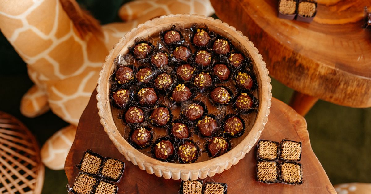 découvrez nos irrésistibles truffes au chocolat et pistache, une gourmandise délicate alliant la richesse du cacao à la finesse des pistaches.