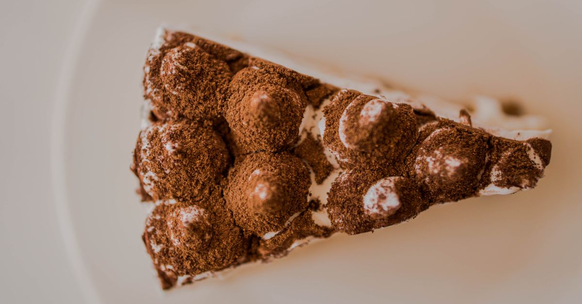découvrez notre délicieux gâteau cocoa crown, une explosion de saveurs chocolatées pour toutes les occasions. moelleux, riche et irrésistible, idéal pour les amateurs de cacao.
