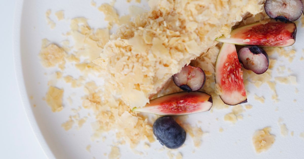 découvrez une délicieuse recette de millefeuille à la crème de noix de coco, alliant douceur exotique et texture croustillante pour un dessert irrésistible.