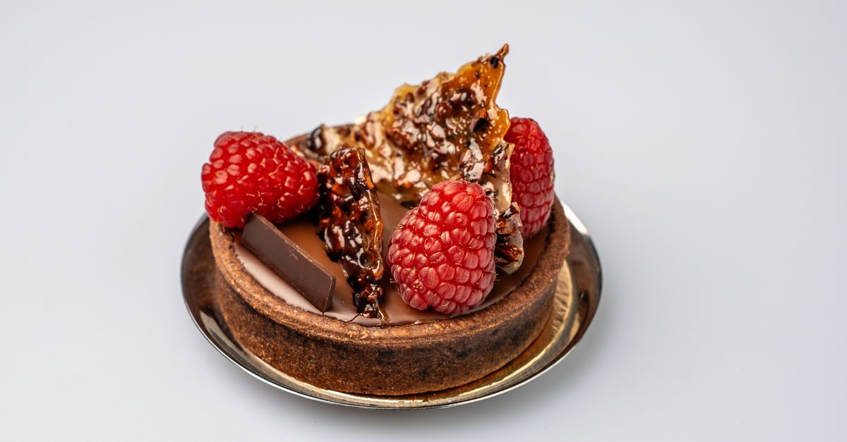 découvrez notre tarte au caramel et café, alliant douceur gourmande et saveurs intenses pour un dessert irrésistible.