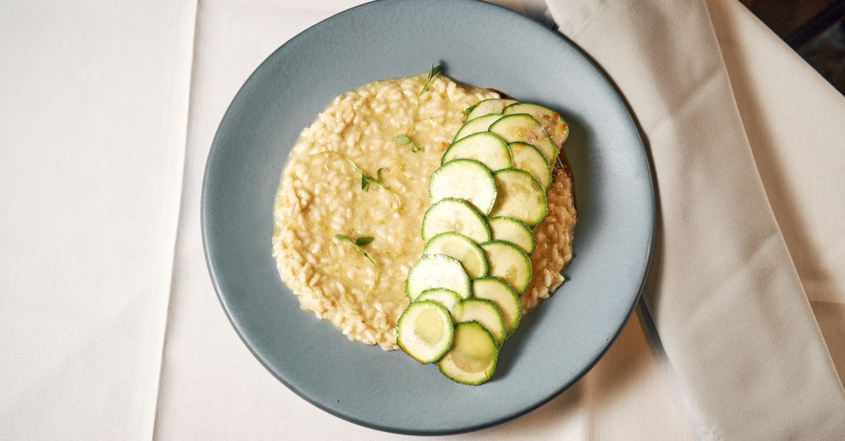 découvrez une recette gourmande de riz gratiné crémeux aux courgettes et jambon, parfaite pour un plat savoureux et réconfortant.