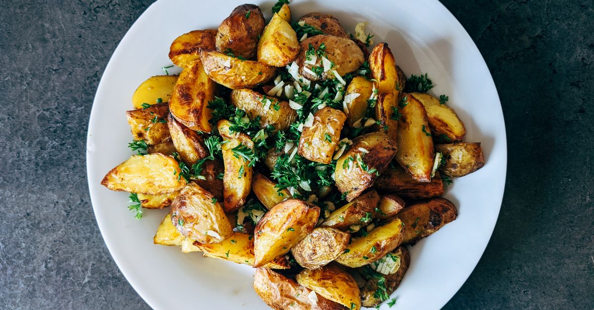 découvrez notre recette simple et délicieuse de pommes de terre croustillantes au four, parfaites pour accompagner vos plats préférés.