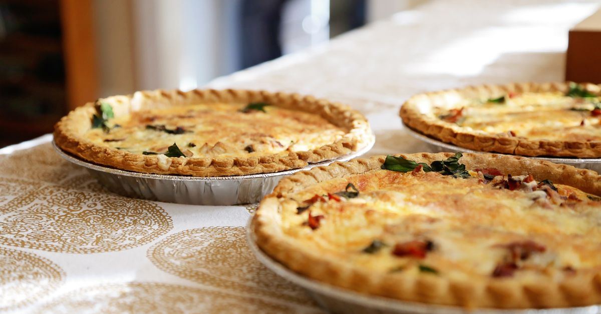 découvrez notre délicieuse tourte au confit de canard, un plat savoureux alliant tradition et gourmandise pour régaler vos papilles.