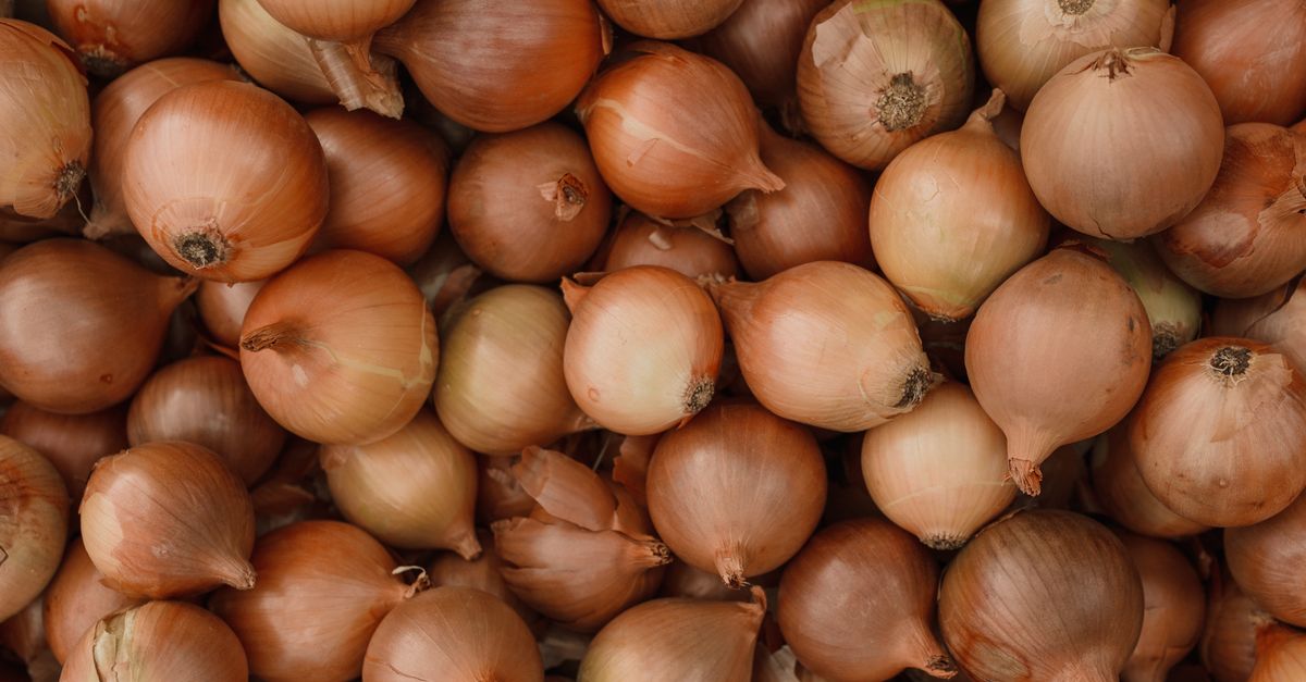 recette facile d'oignons perlés cuits à la cocotte-minute pour une préparation rapide et savoureuse.