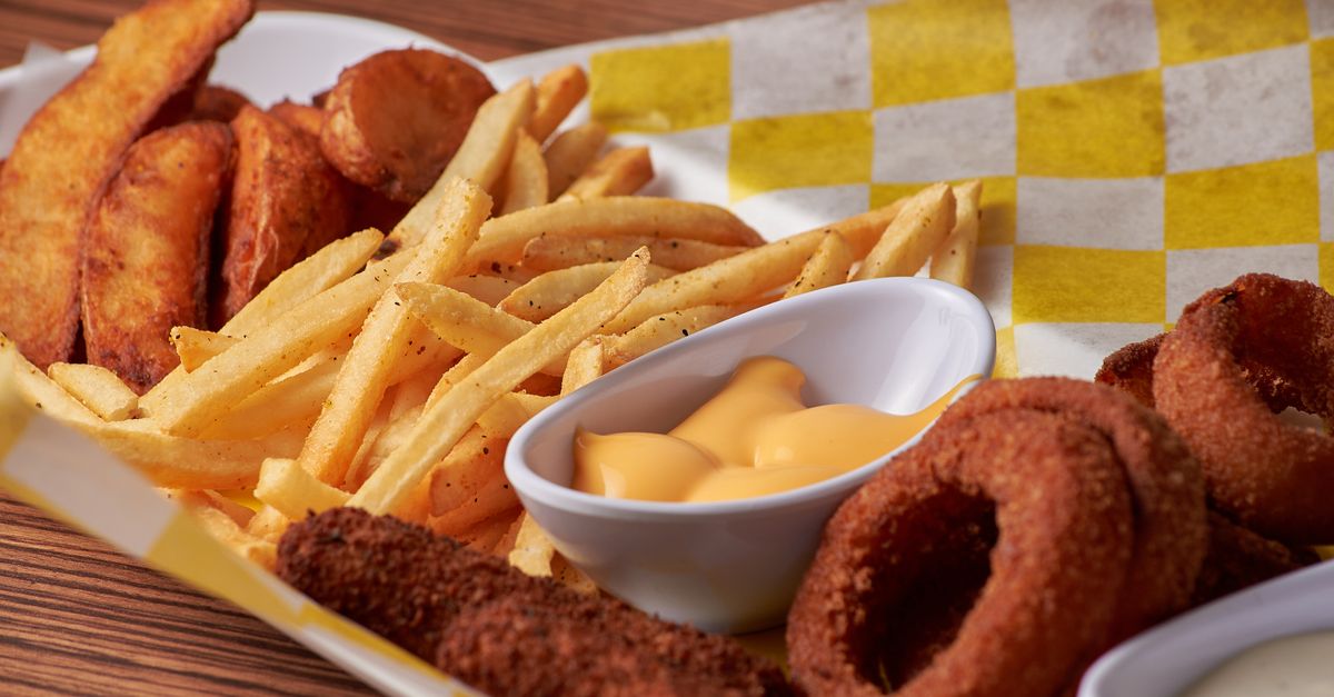 délicieuses pommes de terre sautées aux oignons, dorées et croustillantes, parfaites en accompagnement pour vos repas.
