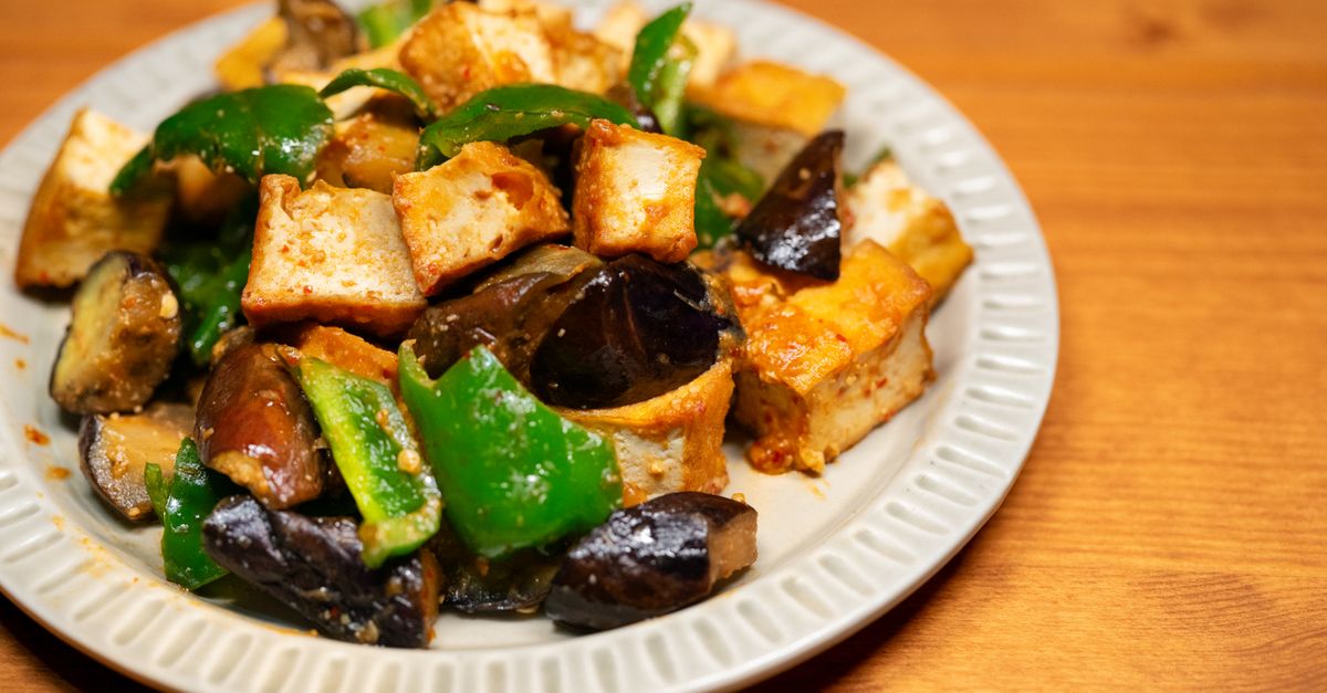 découvrez comment faire frire des aubergines sans qu'elles absorbent trop d'huile, pour une recette légère et savoureuse.