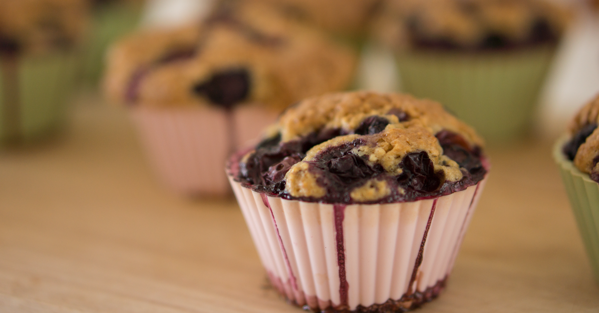 découvrez des muffins au yaourt grec moelleux et sains, parfaits pour un petit-déjeuner nutritif ou une collation gourmande.