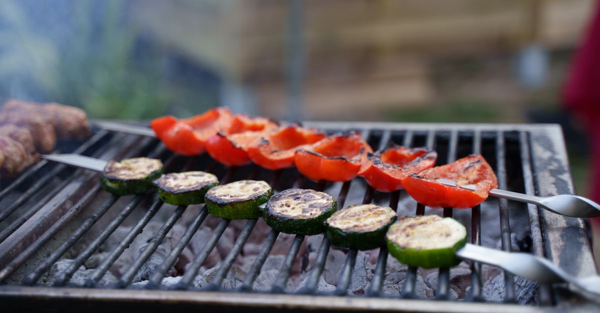découvrez notre recette de rouleaux de courgettes grillées garnis de saumon fumé, une entrée légère et savoureuse parfaite pour toutes les occasions.