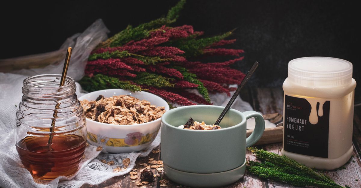 découvrez une recette simple et délicieuse de yaourt au chocolat fait maison, parfait pour un dessert gourmand et naturel.