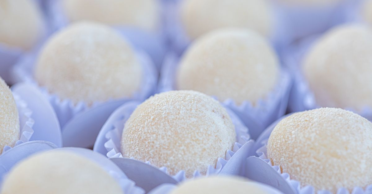 découvrez notre recette facile de liqueur de chocolat blanc maison, parfaite pour sublimer vos desserts et boissons festives.
