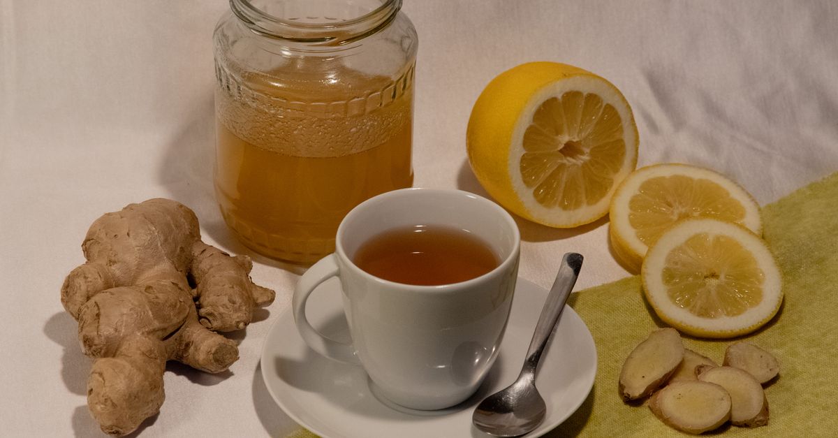 sirop contre la toux au miel, citron et gingembre : un remède naturel pour apaiser la gorge et soulager la toux rapidement.
