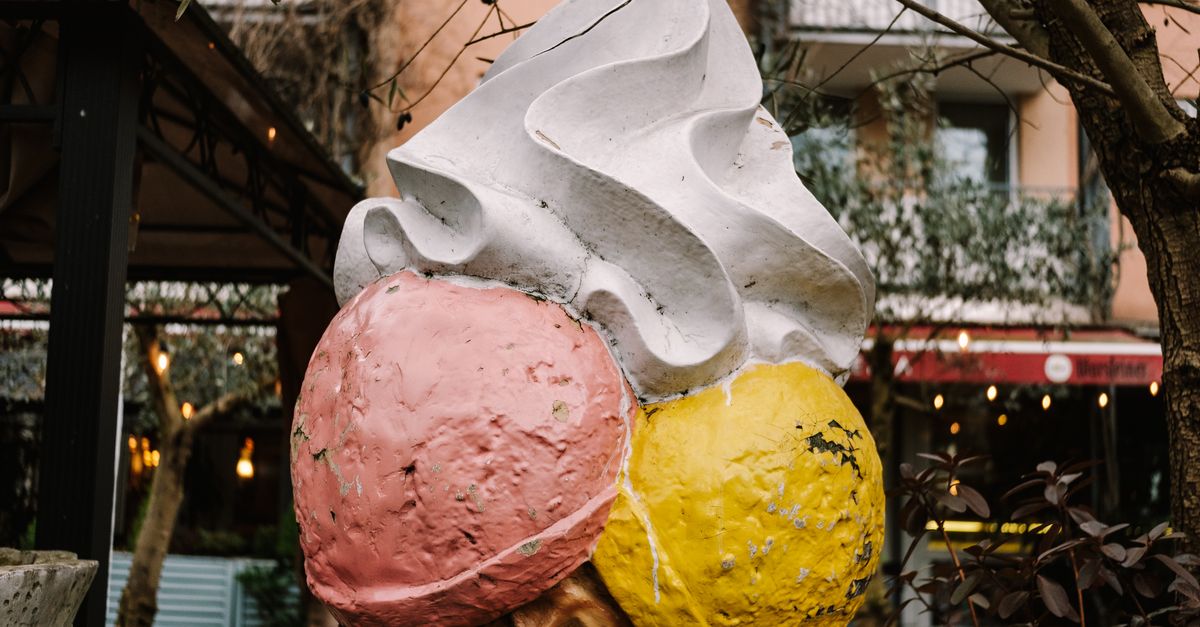 découvrez notre délicieuse glace au citron, parfaitement rafraîchissante et idéale pour les journées chaudes. une saveur acidulée et sucrée qui éveillera vos papilles.